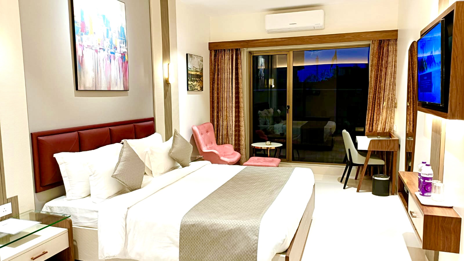 Super Deluxe Room with Balcony — Pushpak Hotel & Convention Dhauli Square