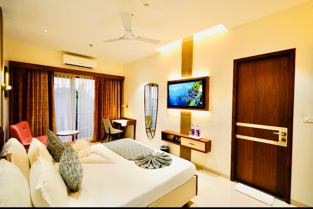 Super Deluxe Room with Balcony, view 2 — Pushpak Hotel & Convention Dhauli Square